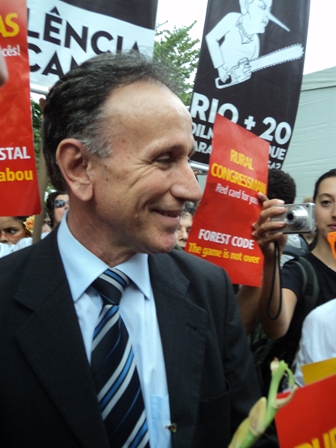 Manifestantes cobram do deputado Paulo Piau postura pró-desmatamento no novo Código Florestal. Raquel Júnia - EPSJV/Fiocruz